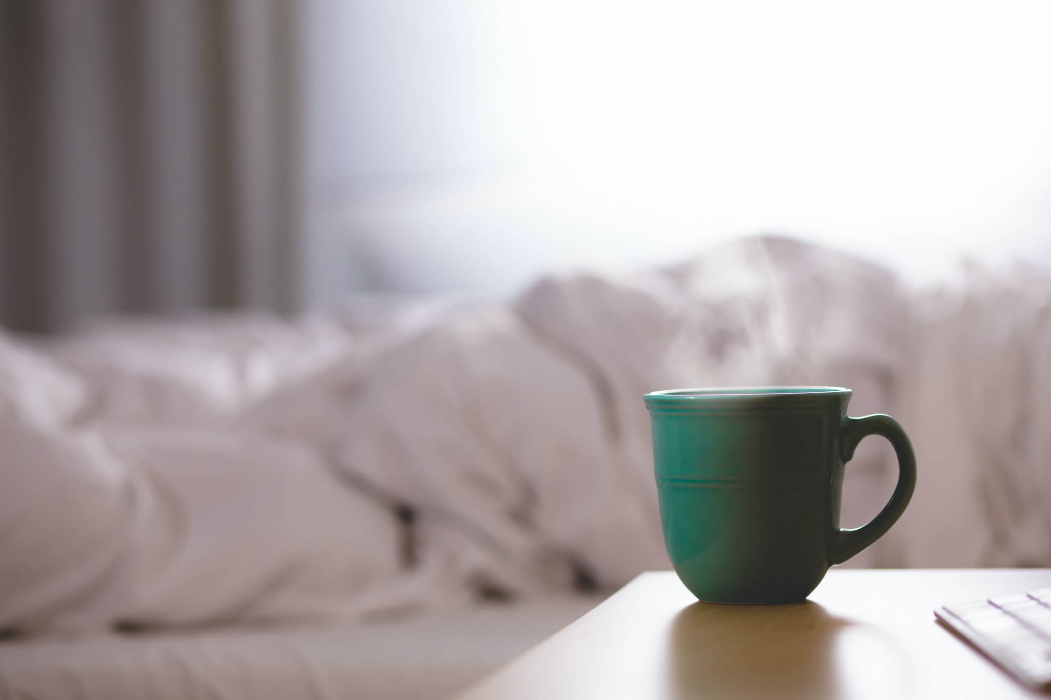Kaffeebecher am Bett - © David Mao, by Unsplash