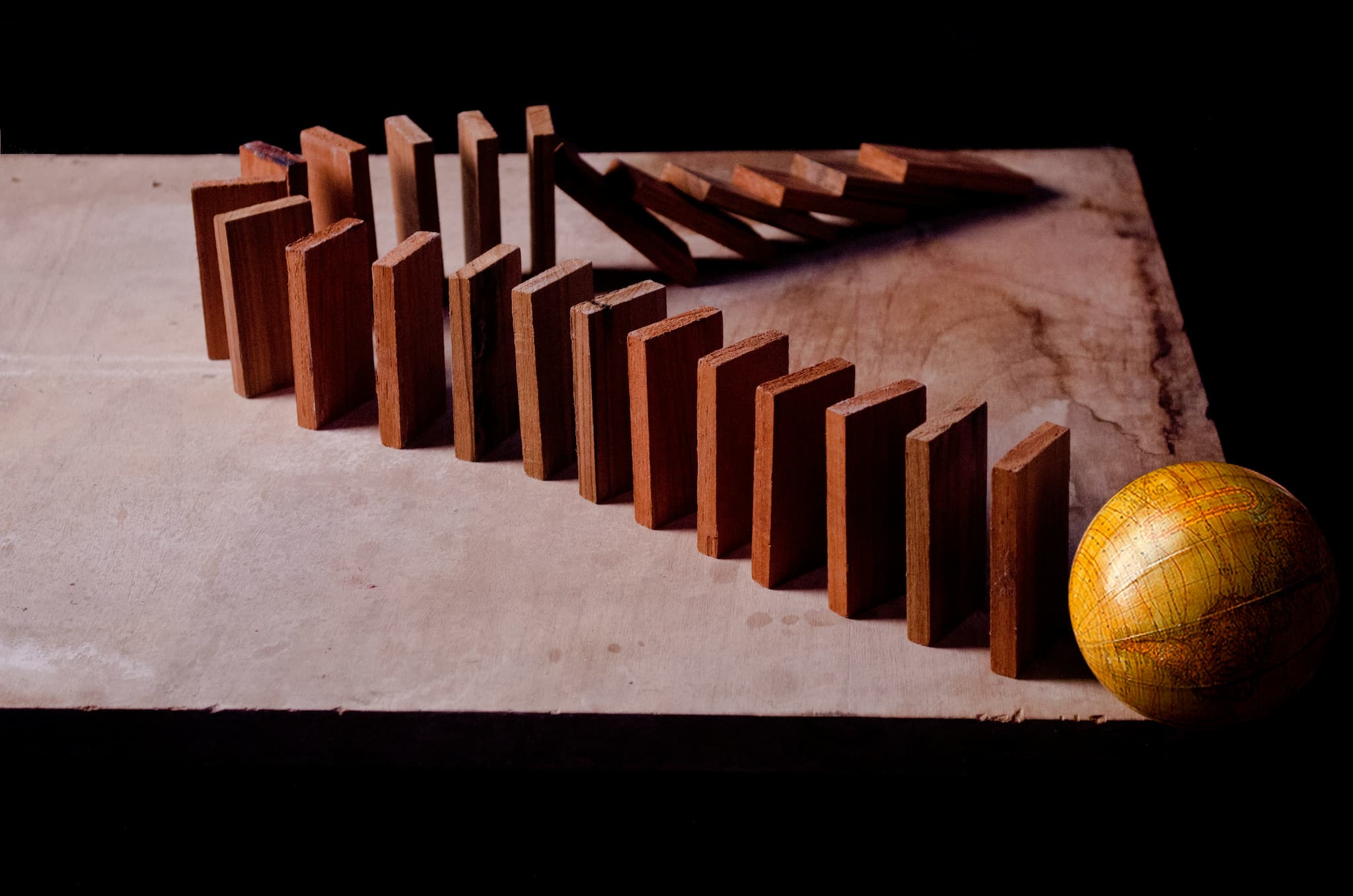 Dominosteine aus Holz fallen –© Dushaynt Kumar, by Unsplash