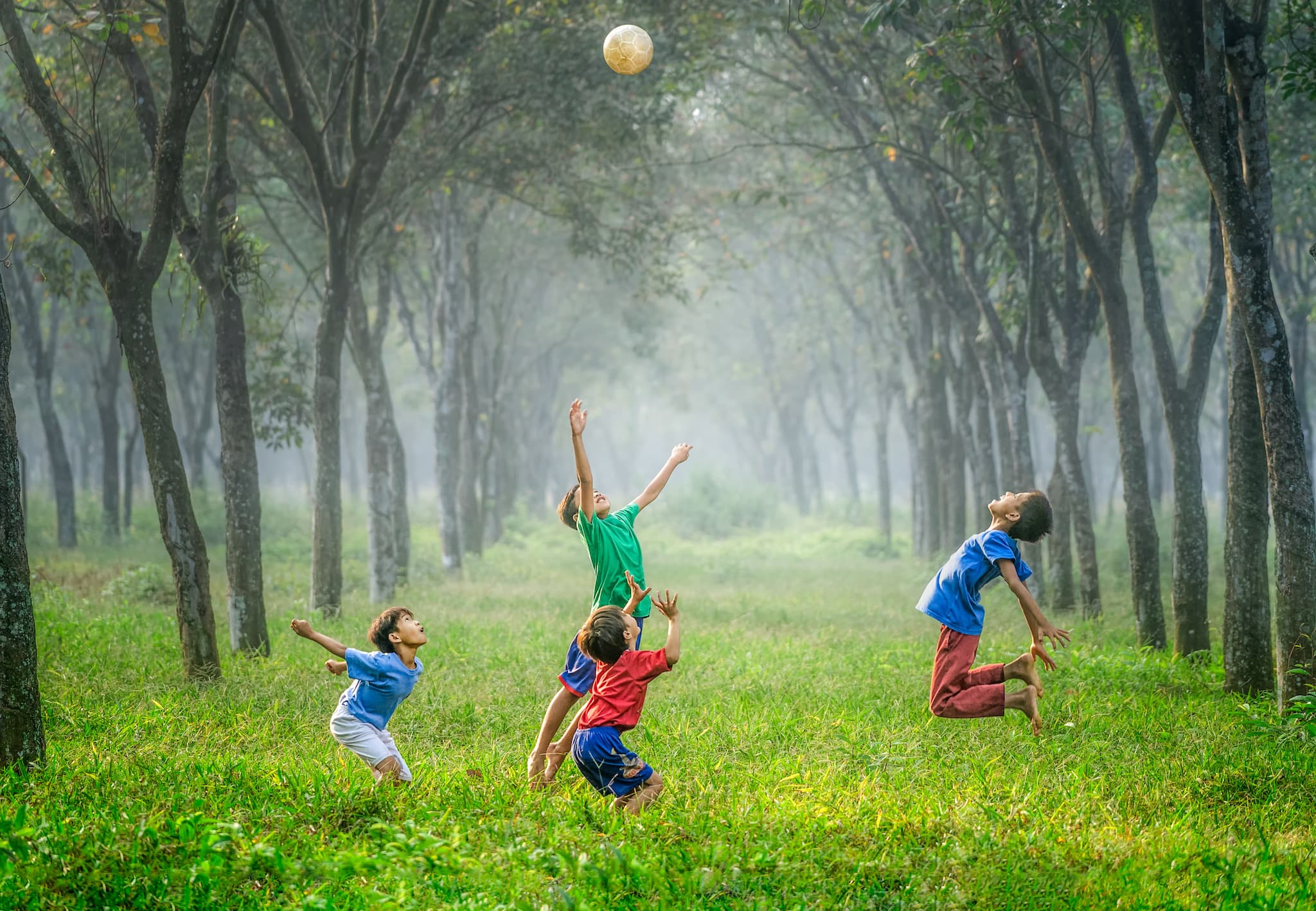 spielende Kinder – © Robert Collins, by Unsplash