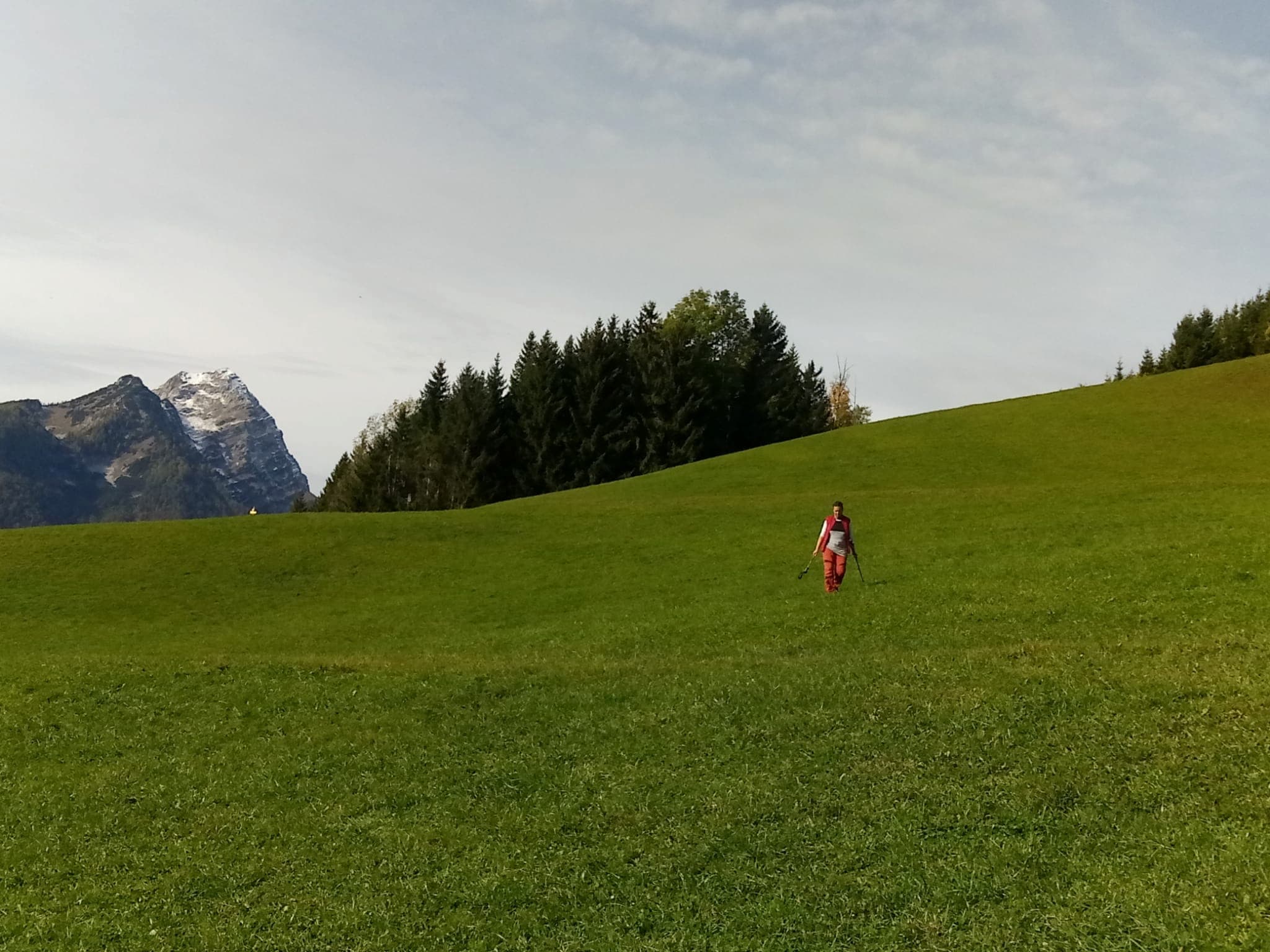 Frau geht über Bergwiese - © Randa Hodum